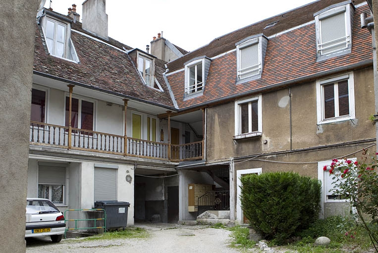 Vue des façades sur cour du logis principal, de trois quarts gauche. © Yves Sancey / Région Bourgogne-Franche-Comté, Inventaire du patrimoine - 2010