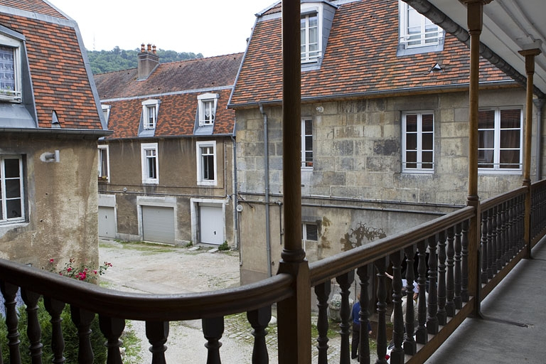 Vue d'ensemble des logis sur cour depuis la galerie du logis principal. © Yves Sancey / Région Bourgogne-Franche-Comté, Inventaire du patrimoine - 2010