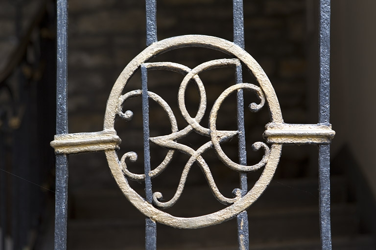 Détail du médaillon en ferronnerie de la rampe de l'escalier principal. © Yves Sancey / Région Bourgogne-Franche-Comté, Inventaire du patrimoine - 2010