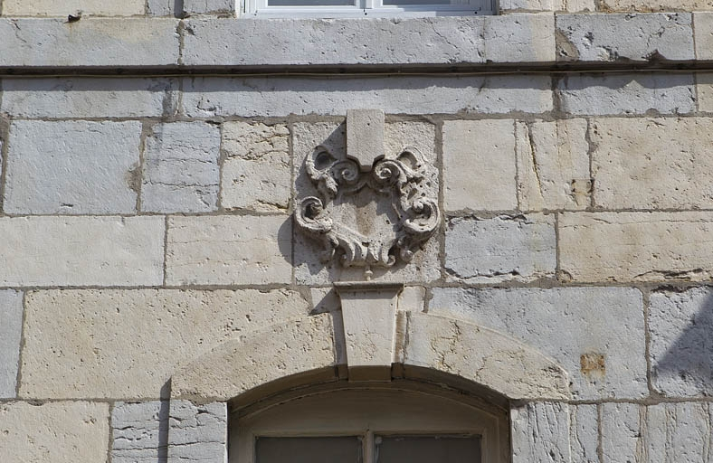 Détail du décor au-dessus d'une baie du rez-de-chaussée. © Yves Sancey / Région Bourgogne-Franche-Comté, Inventaire du patrimoine - 2010