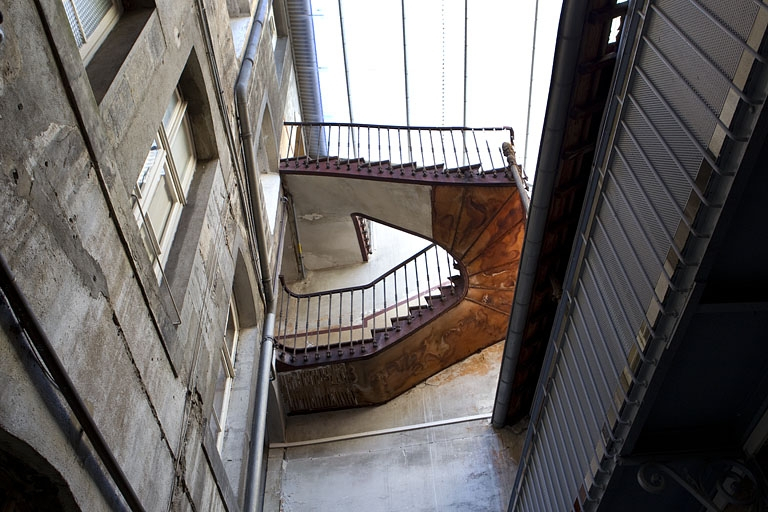 Détail sur cour de l'escalier extérieur en métal entre le premier et le dernier étage. © Yves Sancey / Région Bourgogne-Franche-Comté, Inventaire du patrimoine - 2010