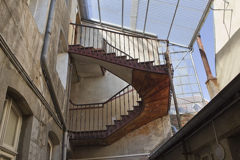 Détail sur cour de l'escalier extérieur en métal entre le premier et le dernier étage : vue rapprochée. © Yves Sancey / Région Bourgogne-Franche-Comté, Inventaire du patrimoine - 2010
