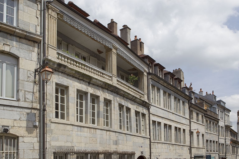 Façade sur rue du logis principal : détail de l'étage de surélévation, de trois quarts gauche. © Yves Sancey / Région Bourgogne-Franche-Comté, Inventaire du patrimoine - 2010