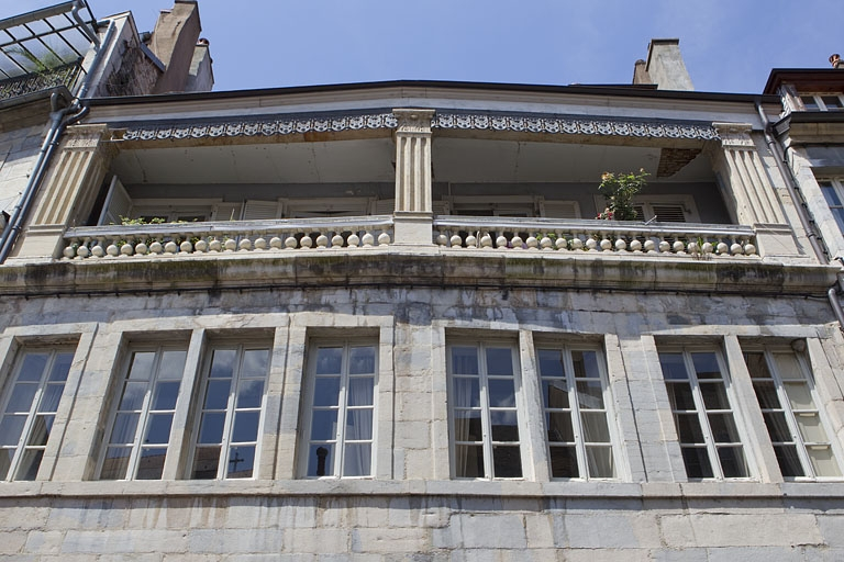 Façade sur rue du logis principal : détail de l'étage de surélévation, de face. © Yves Sancey / Région Bourgogne-Franche-Comté, Inventaire du patrimoine - 2010