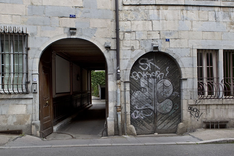 Façade sur rue du logis principal : détail de l'entrée cochère. © Yves Sancey / Région Bourgogne-Franche-Comté, Inventaire du patrimoine - 2010