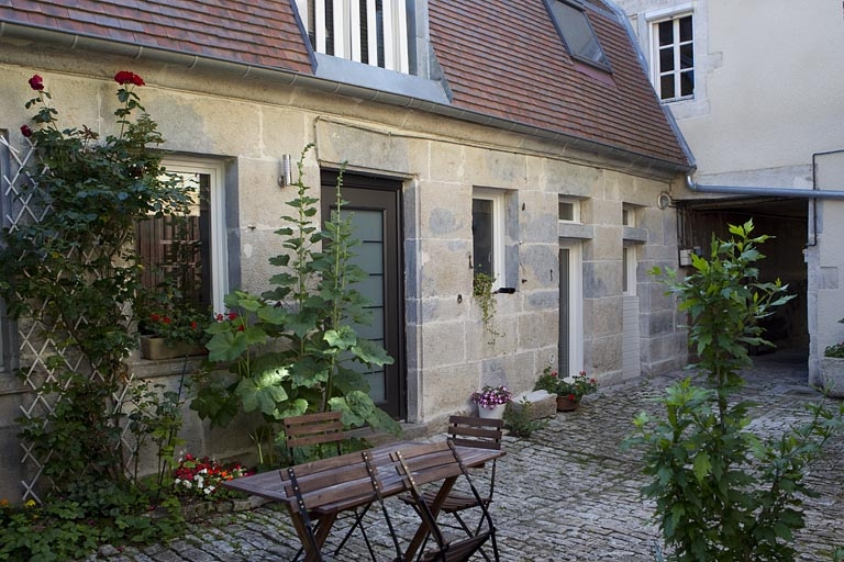 Vue d'ensemble du bâtiment des communs dans la deuxième cour. © Yves Sancey / Région Bourgogne-Franche-Comté, Inventaire du patrimoine - 2010