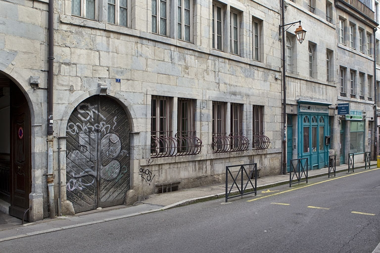 Façade sur rue du logis principal : détail du rez-de-chaussée. © Yves Sancey / Région Bourgogne-Franche-Comté, Inventaire du patrimoine - 2010