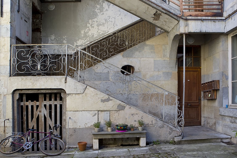 Détail du départ de l'escalier à cage ouverte dans la première cour. © Yves Sancey / Région Bourgogne-Franche-Comté, Inventaire du patrimoine - 2010