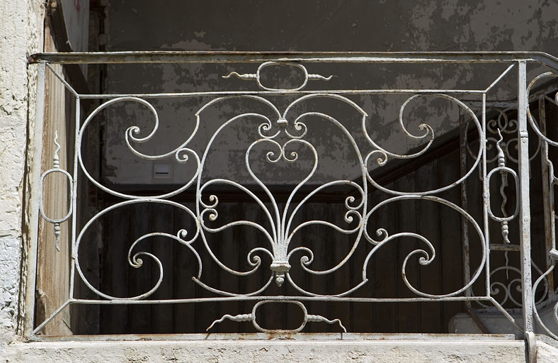 Détail d'un panneau en fer forgé de la rampe de l'escalier à cage ouverte. © Yves Sancey / Région Bourgogne-Franche-Comté, Inventaire du patrimoine - 2010