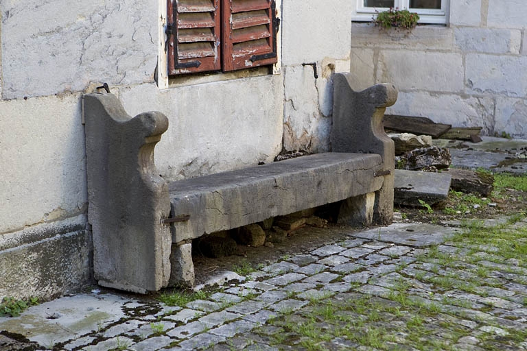 Détail d'un banc en pierre dans la deuxième cour. © Yves Sancey / Région Bourgogne-Franche-Comté, Inventaire du patrimoine - 2010