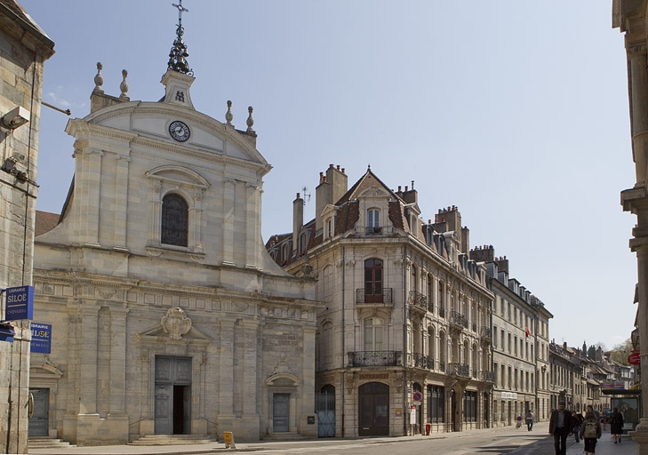 Vue d'ensemble éloignée de trois quarts gauche avec la façade antérieure de l'église Saint-Maurice. © Yves Sancey / Région Bourgogne-Franche-Comté, Inventaire du patrimoine - 2010