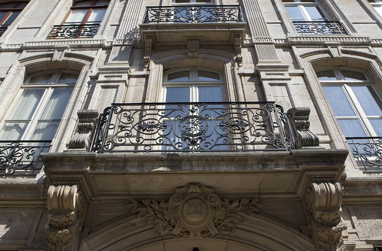 Détail de de deux balcons au dessus du portail d'entrée. © Yves Sancey / Région Bourgogne-Franche-Comté, Inventaire du patrimoine - 2010