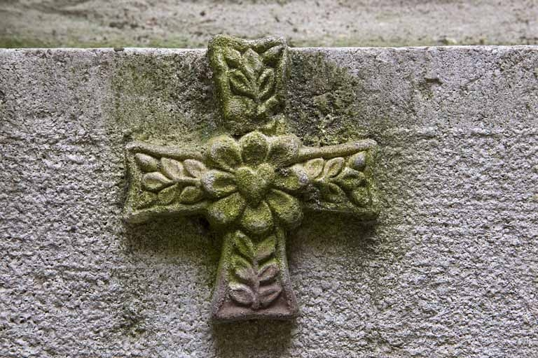 Borne fontaine : en haut, détail du décor appliqué représentant une croix grecque. © Yves Sancey / Région Bourgogne-Franche-Comté, Inventaire du patrimoine - 2010