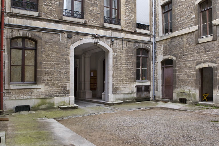 Façade postérieure sur cour : détail du rez-de-chaussée de trois quarts gauche. © Yves Sancey / Région Bourgogne-Franche-Comté, Inventaire du patrimoine - 2010