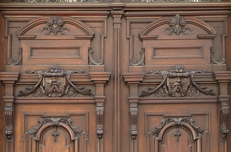 Façade antérieure, vantaux du portail d'entrée : décor de la partie supérieure. © Yves Sancey / Région Bourgogne-Franche-Comté, Inventaire du patrimoine - 2010