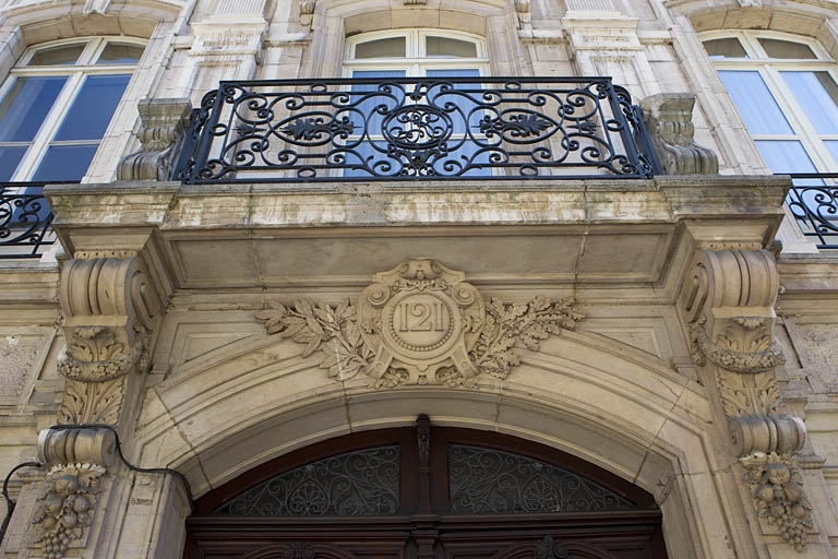 Façade antérieure, détail de l'arc du portail d'entrée et du balcon au-dessus. © Yves Sancey / Région Bourgogne-Franche-Comté, Inventaire du patrimoine - 2010