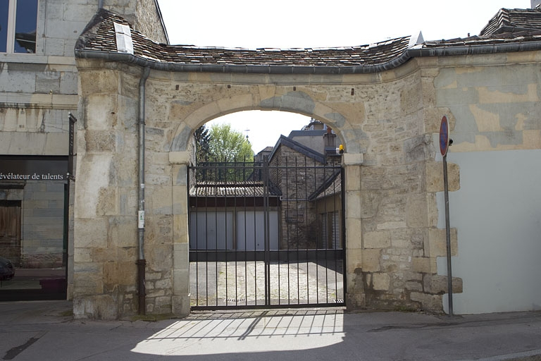 Vue d'ensemble de l'entrée secondaire de l'hôtel, de face. © Yves Sancey / Région Bourgogne-Franche-Comté, Inventaire du patrimoine - 2010