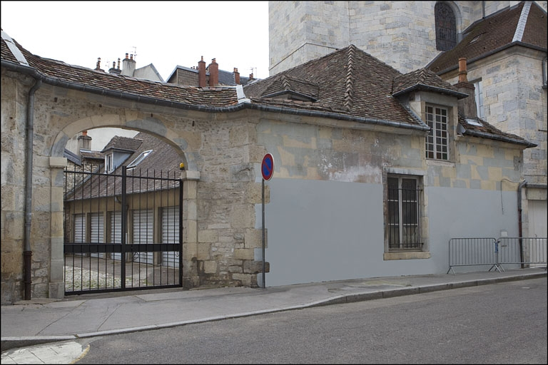 Vue d'ensemble de l'entrée secondaire de l'hôtel, de trois quarts gauche. © Yves Sancey / Région Bourgogne-Franche-Comté, Inventaire du patrimoine - 2010