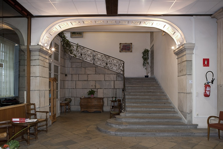 Intérieur : vue d'ensemble de l'escalier à gauche de l'ancien passage cocher. © Yves Sancey / Région Bourgogne-Franche-Comté, Inventaire du patrimoine - 2010