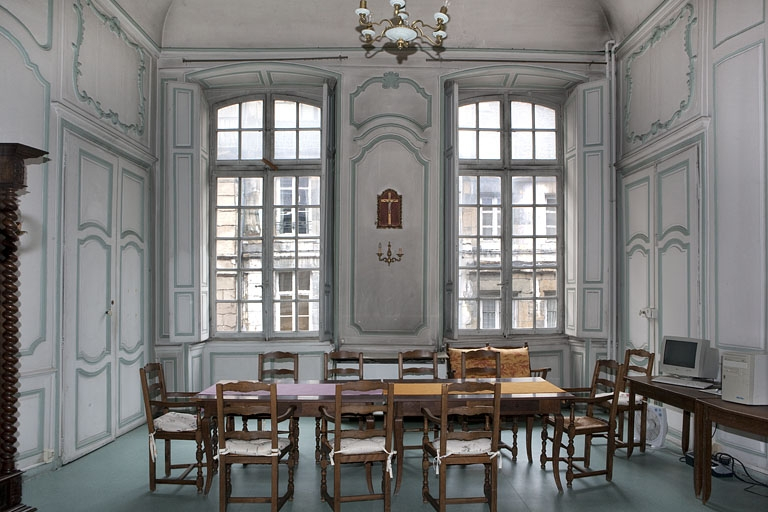 Intérieur, premier étage : vue d'ensemble de la pièce donnant sur la rue avec les volets ouverts. © Yves Sancey / Région Bourgogne-Franche-Comté, Inventaire du patrimoine - 2010