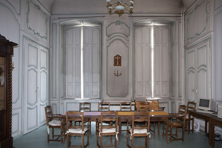Intérieur, premier étage : vue d'ensemble de la pièce donnant sur la rue avec les volets fermés. © Yves Sancey / Région Bourgogne-Franche-Comté, Inventaire du patrimoine - 2010