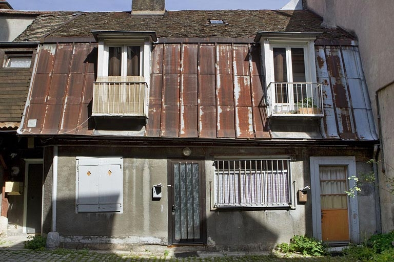 Logis secondaire à gauche de la cour : vue d'ensemble. © Yves Sancey / Région Bourgogne-Franche-Comté, Inventaire du patrimoine - 2010