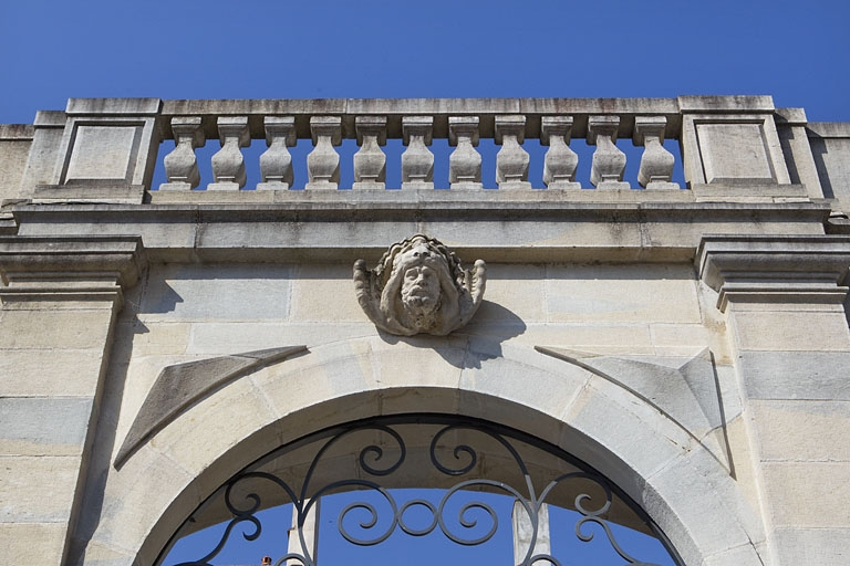 Portail dans clôture, détail de la clé de l'arc : tête d'hercule. © Yves Sancey / Région Bourgogne-Franche-Comté, Inventaire du patrimoine - 2010