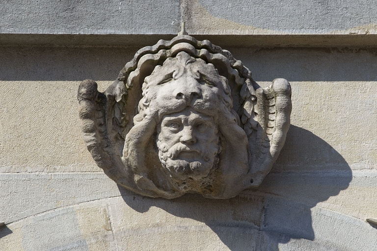 Portail dans clôture, détail de la clé de l'arc : tête d'hercule, vue rapprochée. © Yves Sancey / Région Bourgogne-Franche-Comté, Inventaire du patrimoine - 2010