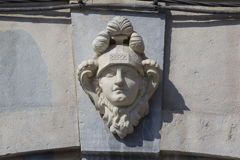 Fenêtre, détail d'une clé : tête casquée. © Yves Sancey / Région Bourgogne-Franche-Comté, Inventaire du patrimoine - 2010