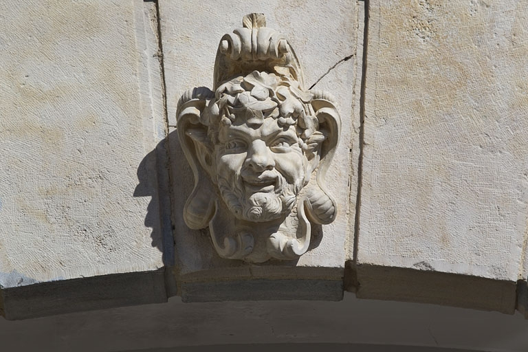 Fenêtre, détail d'une clé : tête de faune. © Yves Sancey / Région Bourgogne-Franche-Comté, Inventaire du patrimoine - 2010