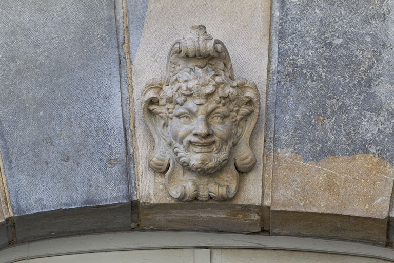 Fenêtre, détail d'une clé : tête de faune, vue rapprochée. © Yves Sancey / Région Bourgogne-Franche-Comté, Inventaire du patrimoine - 2010
