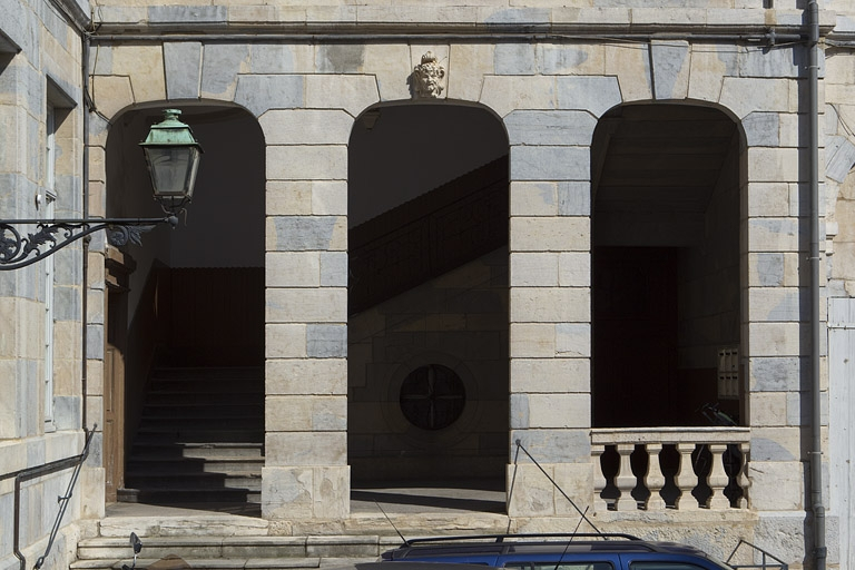 Aile droite : détail des trois baies libres du rez-de-chaussée. © Yves Sancey / Région Bourgogne-Franche-Comté, Inventaire du patrimoine - 2010