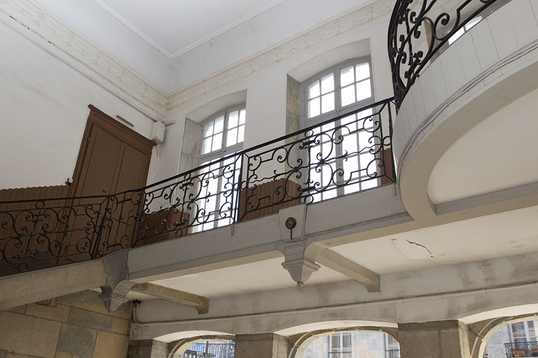 Aile droite, escalier : premier étage, vue de la grille en ferronnerie du palier. © Yves Sancey / Région Bourgogne-Franche-Comté, Inventaire du patrimoine - 2010