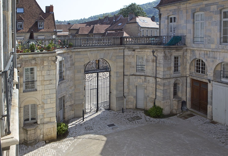Vue d'ensemble de la clôture sur rue depuis la cour, de trois quarts gauche. © Yves Sancey / Région Bourgogne-Franche-Comté, Inventaire du patrimoine - 2010