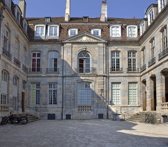 Vue d'ensemble du logis depuis l'entrée de la cour, de face. © Yves Sancey / Région Bourgogne-Franche-Comté, Inventaire du patrimoine - 2010