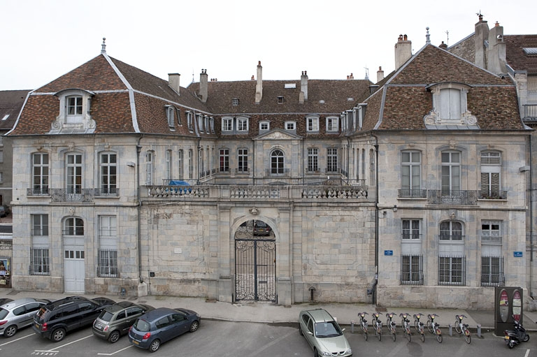 Vue d'ensemble depuis la rue, de trois quarts droit. © Yves Sancey / Région Bourgogne-Franche-Comté, Inventaire du patrimoine - 2010