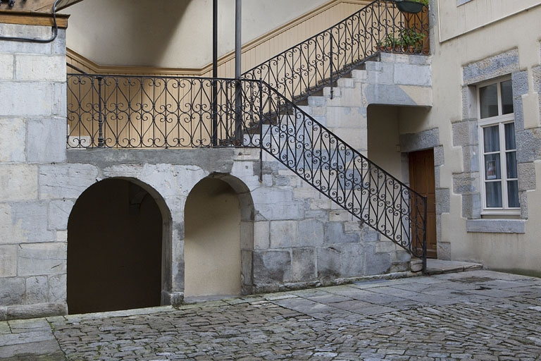 Escalier à cage ouverte sur cour : détail des deux premières volées. © Yves Sancey / Région Bourgogne-Franche-Comté, Inventaire du patrimoine - 2010
