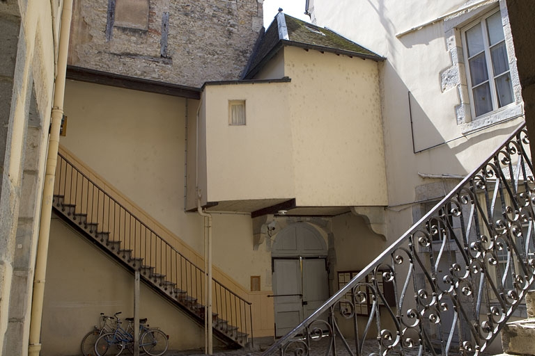 Vue d'ensemble de l'escalier extérieur secondaire situé dans la première cour. © Yves Sancey / Région Bourgogne-Franche-Comté, Inventaire du patrimoine - 2010