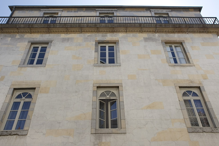 Immeuble sur rue : façade latérale droite. © Yves Sancey / Région Bourgogne-Franche-Comté, Inventaire du patrimoine - 2010