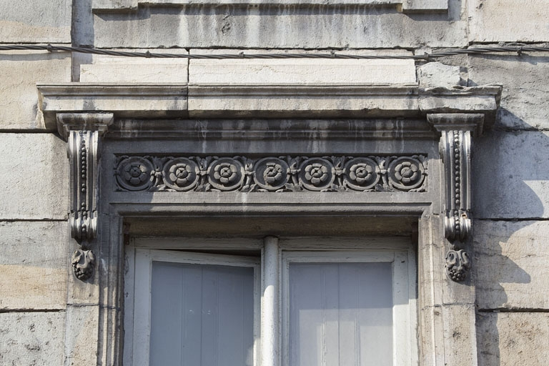 Façade antérieure, fenêtre du premier étage : détail du linteau décoré de fleurons. © Yves Sancey / Région Bourgogne-Franche-Comté, Inventaire du patrimoine - 2010