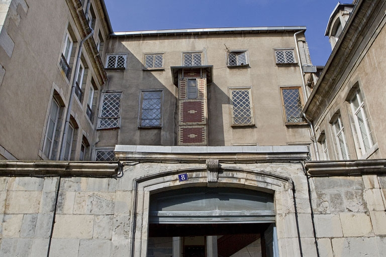 Vue d'ensemble de la clôture sur rue et de l'aile de l'escalier en fond de cour. © Yves Sancey / Région Bourgogne-Franche-Comté, Inventaire du patrimoine - 2010
