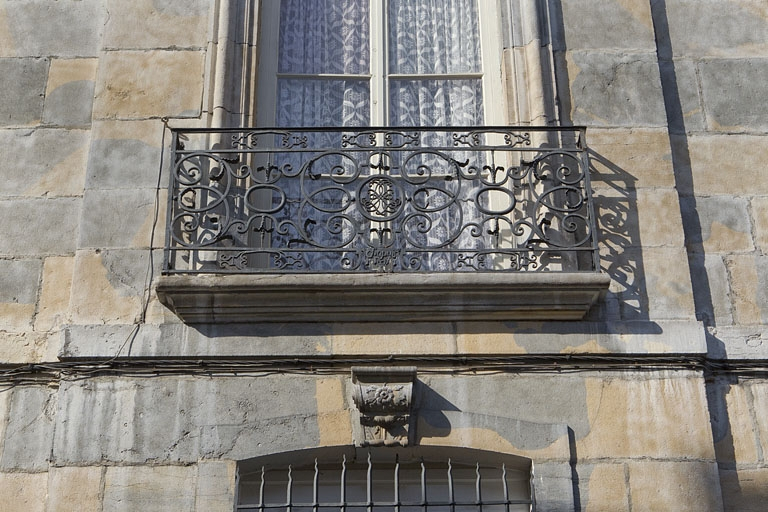 Aile droite : détail d'un garde-corps d'une fenêtre du premier étage. © Yves Sancey / Région Bourgogne-Franche-Comté, Inventaire du patrimoine - 2010