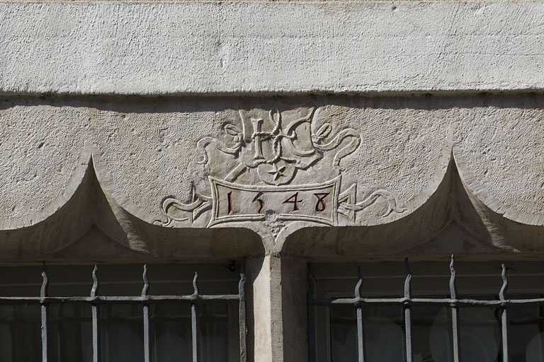 Façade latérale droite, baie en accolade du rez-de-chaussée : détail de la date et du monogramme. © Yves Sancey / Région Bourgogne-Franche-Comté, Inventaire du patrimoine - 2010