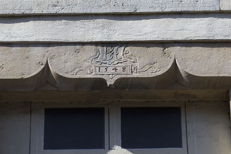Façade latérale droite, baie en accolade de l'étage : détail de la date et du monogramme. © Yves Sancey / Région Bourgogne-Franche-Comté, Inventaire du patrimoine - 2010