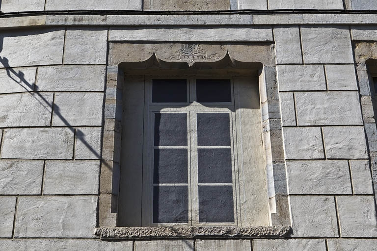 Façade latérale droite, détail d'une baie en accolade de l'étage. © Yves Sancey / Région Bourgogne-Franche-Comté, Inventaire du patrimoine - 2010