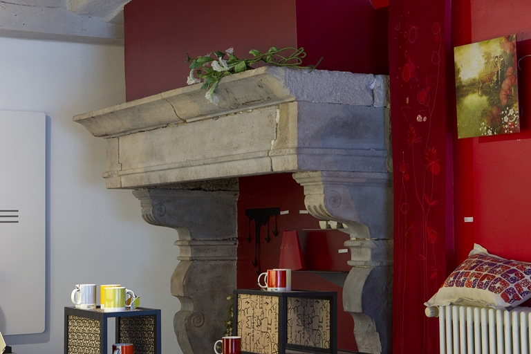 Intérieur, pièce du rez-de-chaussée : vue d'ensemble de la cheminée. © Yves Sancey / Région Bourgogne-Franche-Comté, Inventaire du patrimoine - 2010