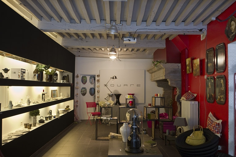 Intérieur, pièce du rez-de-chaussée : vue d'ensemble avec le plafond à la française et la cheminée. © Yves Sancey / Région Bourgogne-Franche-Comté, Inventaire du patrimoine - 2010