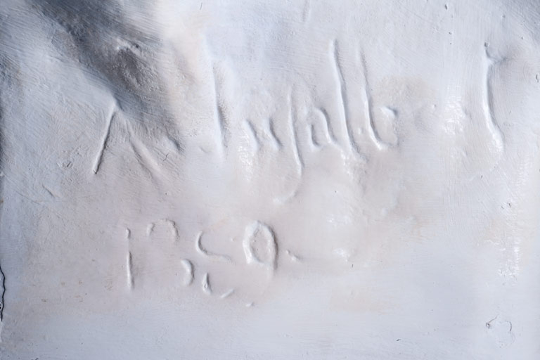 Détail : signature du sculpteur (A. Injalbert) et date (1889). © Jérôme Mongreville / Région Bourgogne-Franche-Comté, Inventaire du patrimoine - 2010