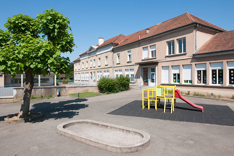 Vue de trois quart droit de la façade antérieure depuis la cour de récréation. © Jérôme Mongreville / Région Bourgogne-Franche-Comté, Inventaire du patrimoine - 2010