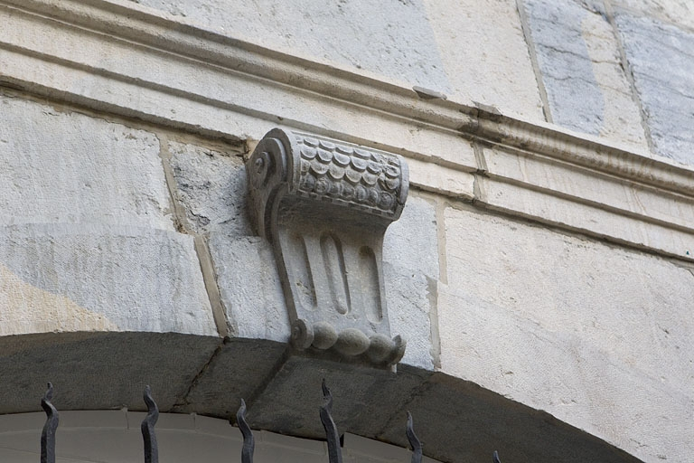Façade antérieure en fond de cour : détail d'une clé de fenêtre. © Yves Sancey / Région Bourgogne-Franche-Comté, Inventaire du patrimoine - 2010